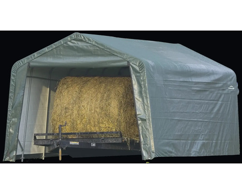 Überdachter Lagerplatz mit Heuballen auf einem Anhänger