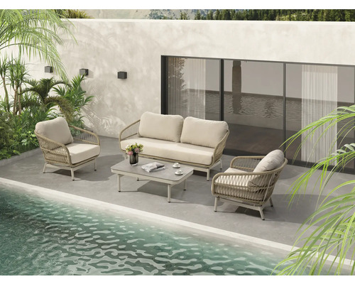 Gartenset mit Sofa, zwei Sesseln und Tisch neben einem Pool