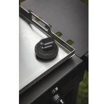 Grillbürste mit Stahlwolle auf Grillplatte