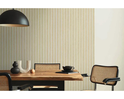 Esszimmer mit Streifentapete, Holztisch und Stühlen mit Rohrgeflecht