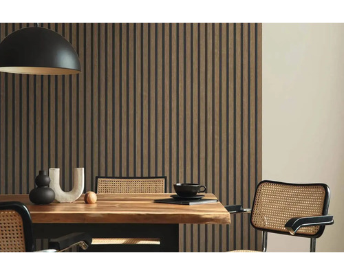 Esszimmer mit Wandpaneelen, Esstisch und Stühlen