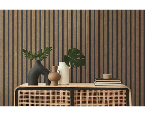 Dekorative Wandgestaltung mit Holzpaneelen und stilvollem Sideboard