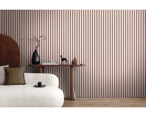 Innenraum mit gestreifter Wand, Sofa und Dekorationen auf einem Tisch
