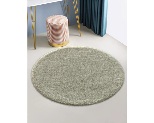Runder Teppich im Raum mit Hocker und Tisch