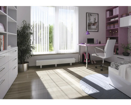 Helles Zimmer mit Fenster, Schreibtisch, Stuhl, Regal und Pflanze