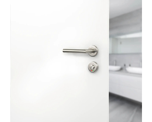 Geöffnete Tür mit Badverschluss und Türgriff