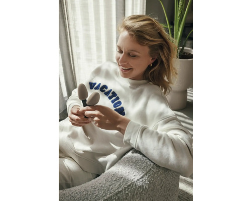 Frau hält Schuhspanner in der Hand