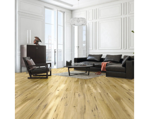 Heller Wohnraum mit Holzboden, Sofa und Sessel