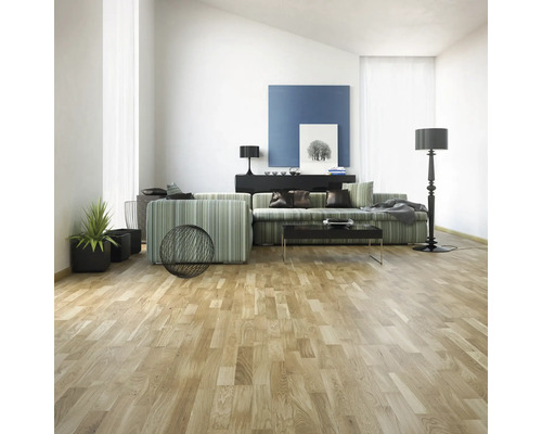 Wohnzimmer mit Sofa, Tisch, Stehlampe und Holzfußboden.