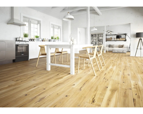 Heller Wohnraum mit Holzboden, Esstisch und Stühlen