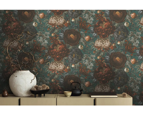 Dekoratives Wohnzimmer mit Blumentapete und Beistelltisch