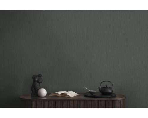 Dekorative Tapete mit Textur in einem Wohnraum mit Teekanne und Dekorationen