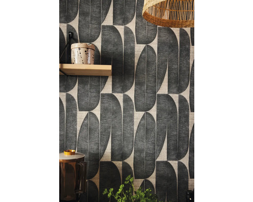 Dekorative Tapete mit abstraktem Blätterdesign in einem Raum.