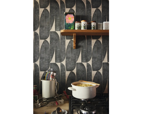 Küchenszene mit Tapete, Regal, Gewürzen und Kochutensilien