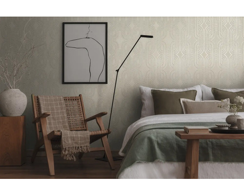 Schlafzimmer mit gemusterten Tapeten, Sessel und Bett