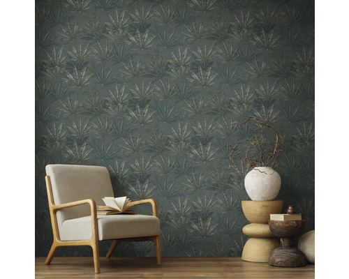 Szene mit Sessel und einer Wand mit gemusterter Tapete mit Pflanzenmotiven