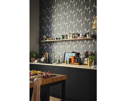 Küchenszene mit grafischer Tapete, Arbeitsplatte, Regalen und Küchenutensilien.