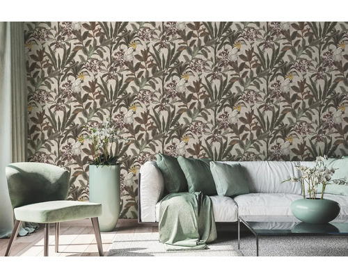 Helles Wohnzimmer mit gemusterter Tapete, Sofa, Sessel und Dekoration