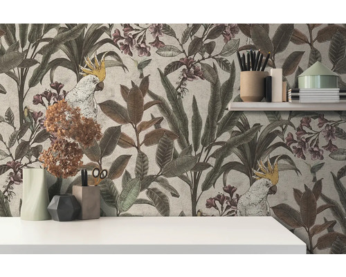 Tapete mit Pflanzen, Blumen und Papageien im Interieur