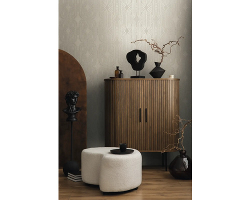 Innenraumszene mit beiger Tapete, Holzschrank, Skulpturen und Sitzhocker