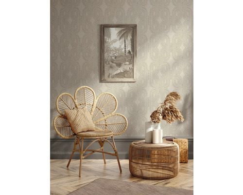 Wohnzimmer mit Rattanmöbeln, einem Bild und einer gemusterten Tapete