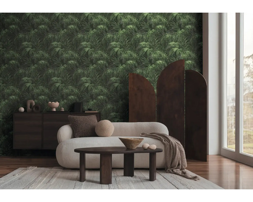 Wohnzimmer mit Sofa, Tisch, Kommode und Tapete mit Pflanzenmuster