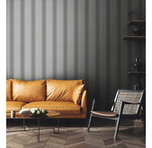 Wohnzimmer mit senffarbenem Sofa, Sessel und Wandpaneelen