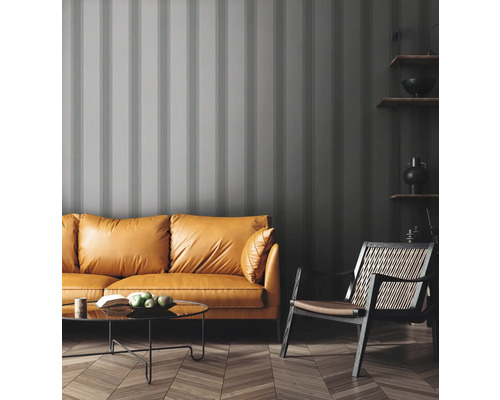 Wohnzimmer mit senffarbenem Sofa, Sessel und Wandpaneelen