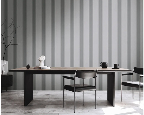 Esszimmer mit Esstisch, Stühlen und gestreifter Tapete