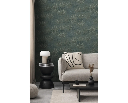 Wohnzimmer mit gemusterter Tapete, Sofa und Beistelltisch