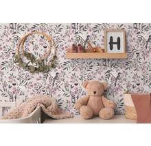 Dekoratives Kinderzimmer mit Blumentapete, Holzregal, Teddybär und Strickdecke