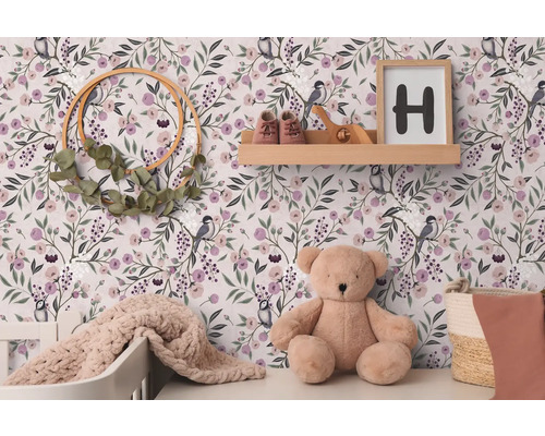 Dekoratives Kinderzimmer mit Blumentapete, Holzregal, Teddybär und Strickdecke