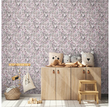 Kinderzimmer mit Blumentapete, Holzschrank und Spielzeug
