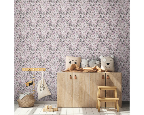 Kinderzimmer mit Blumentapete, Holzschrank und Spielzeug