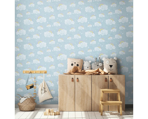 Kinderzimmer mit Wolken- und Regenbogen Tapete, Holzschrank und Dekoration