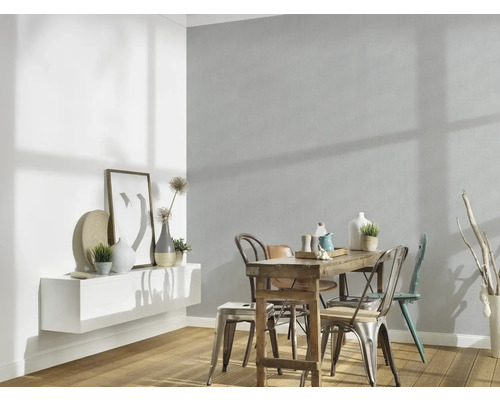 Helles Esszimmer mit Holztisch, Stühlen und Sideboard