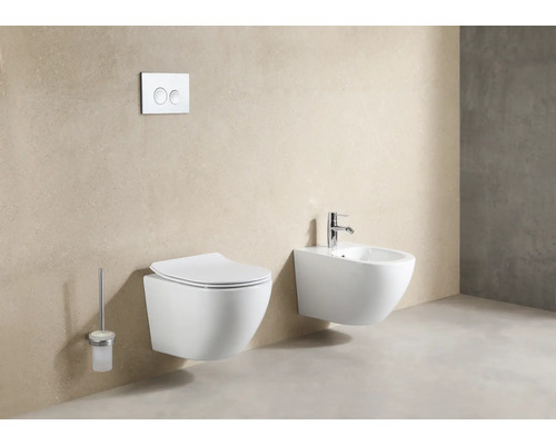 Badezimmeransicht mit Wand-WC, Bidet und Betätigungsplatte