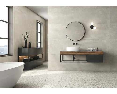 Badezimmer mit freistehender Badewanne, Waschtisch mit rundem Spiegel und Kommode