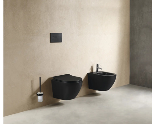 Wandhängende Toilette und Bidet in einem Badezimmer mit Spülkastenbetätigung