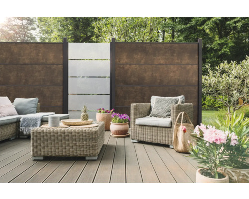 Terrasse mit Sichtschutzzaun, Rattansitzgruppe und Pflanzen