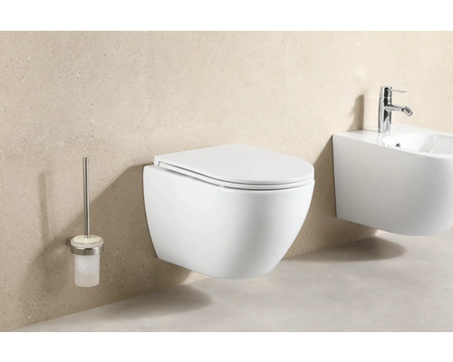 Wandhängendes WC, Bidet und Toilettenbürste im Badezimmer