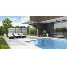 Außenbereich mit Pool, Liegestühlen und Sichtschutzwand