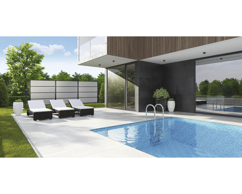 Außenbereich mit Pool, Liegestühlen und Sichtschutzwand