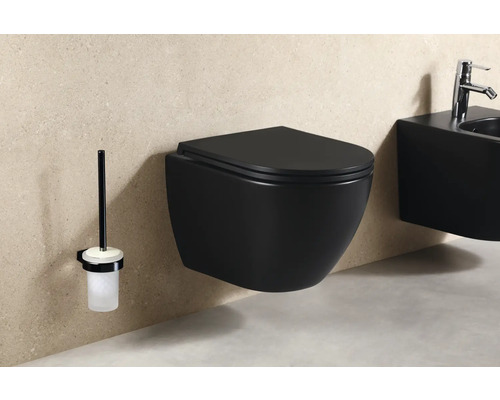 Wandhängendes WC und WC-Garnitur im Badezimmer.