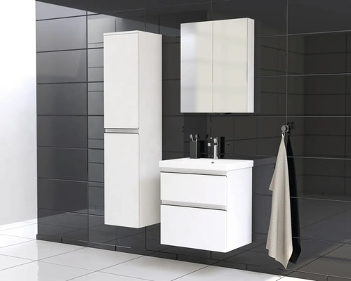 Badezimmer mit Waschtisch, Spiegelschrank und Hochschrank vor dunklem Fliesenspiegel