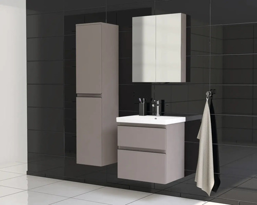 Badezimmer mit Waschtisch, Spiegelschrank und Hochschrank vor dunklem Fliesenhintergrund.