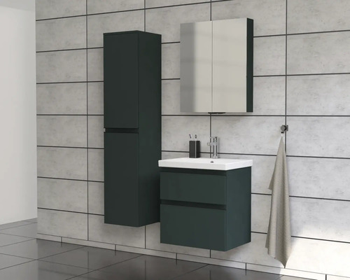 Badezimmer mit Waschtischunterschrank, Spiegelschrank und Hochschrank