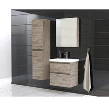 Badezimmer mit Waschtischunterschrank, Spiegelschrank, Hochschrank und Handtuch