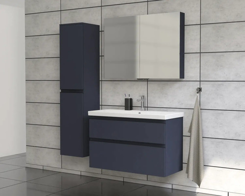 Badezimmer mit Waschtischunterschrank, Spiegelschrank und Hochschrank