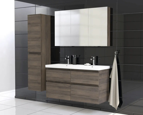 Badezimmer mit Waschtisch, Spiegelschrank und Hochschrank in Holzoptik, Armaturen und Handtuch